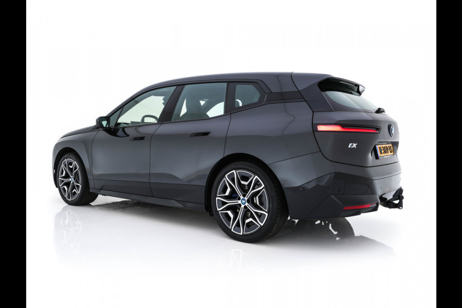 BMW iX xDrive40 High Executive 77 kWh ( 3-Fase ) {SOH-100%} (INCL-BTW) Aut. *PANO | HEAD-UP | HARMAN/KARDON-SURROUND | SOFT-CLOSE | DAB+ | DIGI-COCKPIT | HEATED-COMFORTSEATS | FULL-LED | CARPLAY | TOWBAR | AMBIENT-LIGHT | TOPVIEW | MEMORY-PACK |