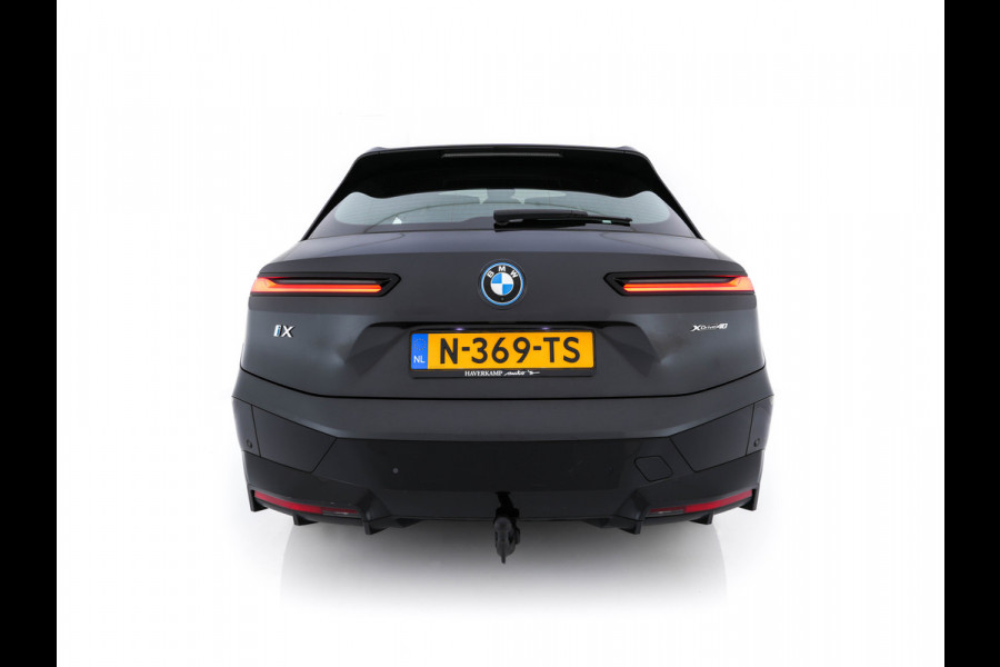 BMW iX xDrive40 High Executive 77 kWh ( 3-Fase ) {SOH-100%} (INCL-BTW) Aut. *PANO | HEAD-UP | HARMAN/KARDON-SURROUND | SOFT-CLOSE | DAB+ | DIGI-COCKPIT | HEATED-COMFORTSEATS | FULL-LED | CARPLAY | TOWBAR | AMBIENT-LIGHT | TOPVIEW | MEMORY-PACK |