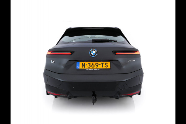 BMW iX xDrive40 High Executive 77 kWh ( 3-Fase ) {SOH-100%} (INCL-BTW) Aut. *PANO | HEAD-UP | HARMAN/KARDON-SURROUND | SOFT-CLOSE | DAB+ | DIGI-COCKPIT | HEATED-COMFORTSEATS | FULL-LED | CARPLAY | TOWBAR | AMBIENT-LIGHT | TOPVIEW | MEMORY-PACK |