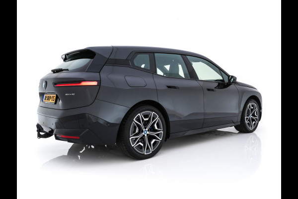 BMW iX xDrive40 High Executive 77 kWh ( 3-Fase ) {SOH-100%} (INCL-BTW) Aut. *PANO | HEAD-UP | HARMAN/KARDON-SURROUND | SOFT-CLOSE | DAB+ | DIGI-COCKPIT | HEATED-COMFORTSEATS | FULL-LED | CARPLAY | TOWBAR | AMBIENT-LIGHT | TOPVIEW | MEMORY-PACK |