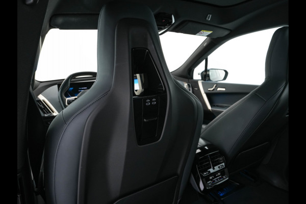 BMW iX xDrive40 High Executive 77 kWh ( 3-Fase ) {SOH-100%} (INCL-BTW) Aut. *PANO | HEAD-UP | HARMAN/KARDON-SURROUND | SOFT-CLOSE | DAB+ | DIGI-COCKPIT | HEATED-COMFORTSEATS | FULL-LED | CARPLAY | TOWBAR | AMBIENT-LIGHT | TOPVIEW | MEMORY-PACK |