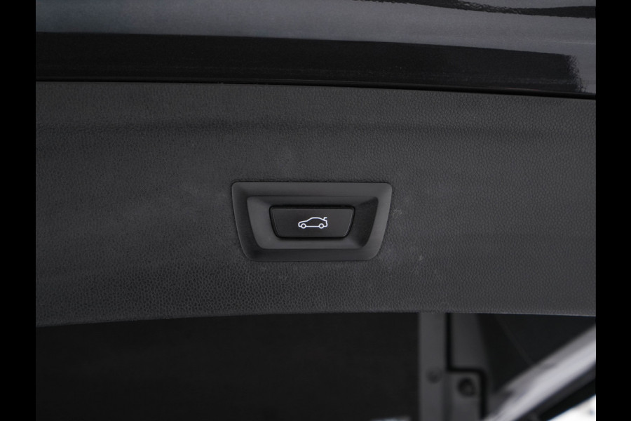 BMW iX xDrive40 High Executive 77 kWh ( 3-Fase ) {SOH-100%} (INCL-BTW) Aut. *PANO | HEAD-UP | HARMAN/KARDON-SURROUND | SOFT-CLOSE | DAB+ | DIGI-COCKPIT | HEATED-COMFORTSEATS | FULL-LED | CARPLAY | TOWBAR | AMBIENT-LIGHT | TOPVIEW | MEMORY-PACK |