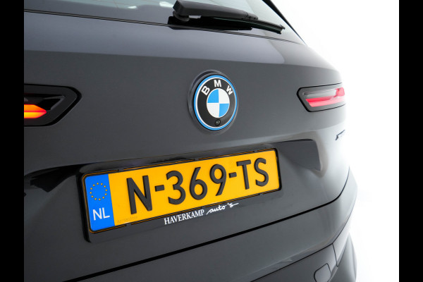 BMW iX xDrive40 High Executive 77 kWh ( 3-Fase ) {SOH-100%} (INCL-BTW) Aut. *PANO | HEAD-UP | HARMAN/KARDON-SURROUND | SOFT-CLOSE | DAB+ | DIGI-COCKPIT | HEATED-COMFORTSEATS | FULL-LED | CARPLAY | TOWBAR | AMBIENT-LIGHT | TOPVIEW | MEMORY-PACK |