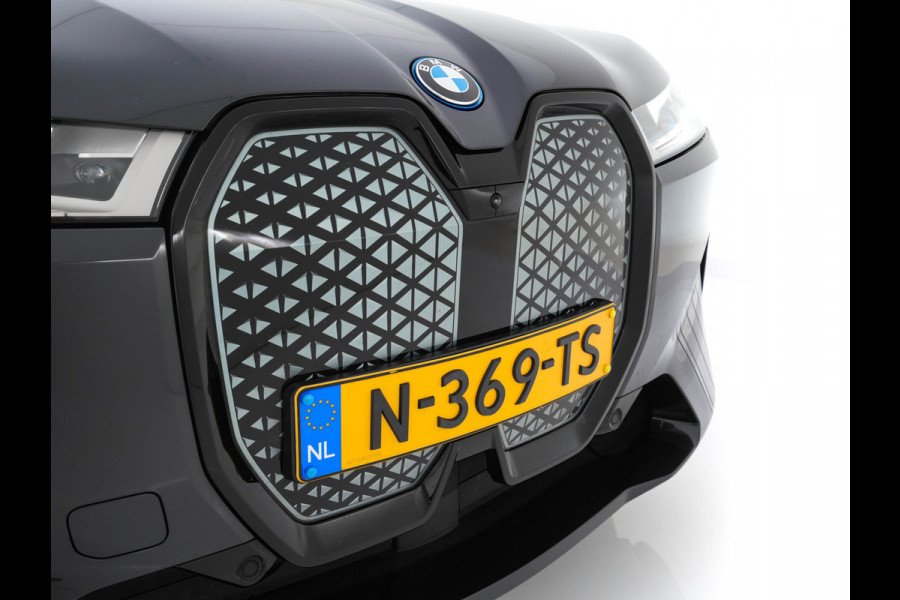 BMW iX xDrive40 High Executive 77 kWh ( 3-Fase ) {SOH-100%} (INCL-BTW) Aut. *PANO | HEAD-UP | HARMAN/KARDON-SURROUND | SOFT-CLOSE | DAB+ | DIGI-COCKPIT | HEATED-COMFORTSEATS | FULL-LED | CARPLAY | TOWBAR | AMBIENT-LIGHT | TOPVIEW | MEMORY-PACK |