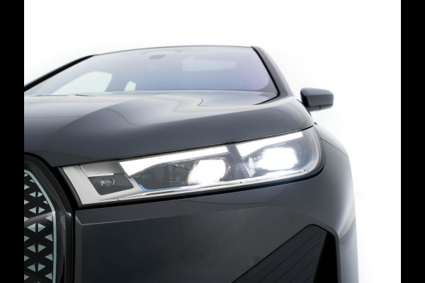 BMW iX xDrive40 High Executive 77 kWh ( 3-Fase ) {SOH-100%} (INCL-BTW) Aut. *PANO | HEAD-UP | HARMAN/KARDON-SURROUND | SOFT-CLOSE | DAB+ | DIGI-COCKPIT | HEATED-COMFORTSEATS | FULL-LED | CARPLAY | TOWBAR | AMBIENT-LIGHT | TOPVIEW | MEMORY-PACK |