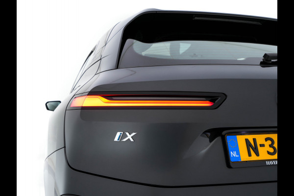 BMW iX xDrive40 High Executive 77 kWh ( 3-Fase ) {SOH-100%} (INCL-BTW) Aut. *PANO | HEAD-UP | HARMAN/KARDON-SURROUND | SOFT-CLOSE | DAB+ | DIGI-COCKPIT | HEATED-COMFORTSEATS | FULL-LED | CARPLAY | TOWBAR | AMBIENT-LIGHT | TOPVIEW | MEMORY-PACK |