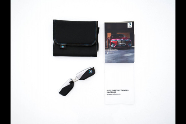 BMW iX xDrive40 High Executive 77 kWh ( 3-Fase ) {SOH-100%} (INCL-BTW) Aut. *PANO | HEAD-UP | HARMAN/KARDON-SURROUND | SOFT-CLOSE | DAB+ | DIGI-COCKPIT | HEATED-COMFORTSEATS | FULL-LED | CARPLAY | TOWBAR | AMBIENT-LIGHT | TOPVIEW | MEMORY-PACK |