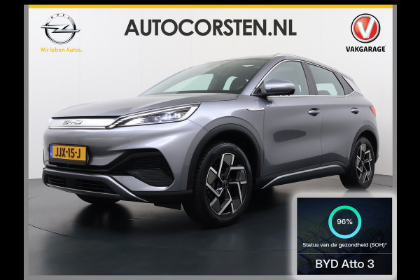 BYD ATTO 3 62kWh Design Panoramadak Leer+Elektr.Verst. Warmtepomp Adaptieve Cruise 360°Camera Apple Carplay Android Auto Elektr.Achterklep  Verkeersbord detectie WiFi DAB Led Rijstrooksensor Keyless Smartphone Entry S.O.H. 96% Fabrieksgarantie tot 20-12-2028/150.000km Garantie op de LFP Accu tot 12-12-2030/200.000km €44.000,- Nieuw!