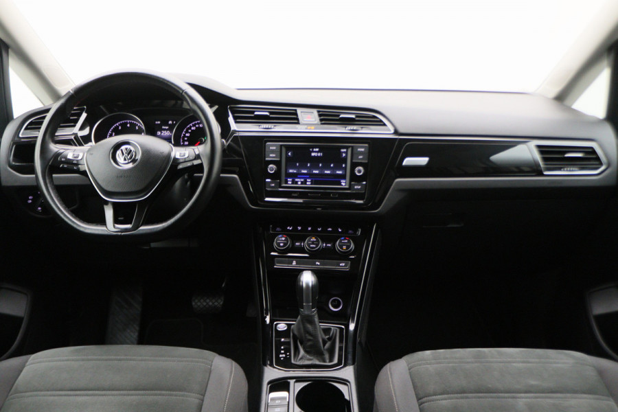 Volkswagen Touran 1.4 TSI DSG Highline Edition R-Line 7p Climate, ACC, Stuur/Stoel Verwarming, Apple Carplay, LED, Trekhaak, 18''