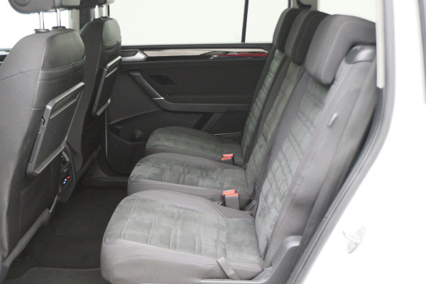 Volkswagen Touran 1.4 TSI DSG Highline Edition R-Line 7p Climate, ACC, Stuur/Stoel Verwarming, Apple Carplay, LED, Trekhaak, 18''