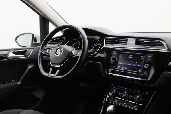 Volkswagen Touran 1.4 TSI DSG Highline Edition R-Line 7p Climate, ACC, Stuur/Stoel Verwarming, Apple Carplay, LED, Trekhaak, 18''