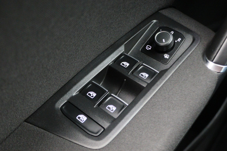 Volkswagen Touran 1.4 TSI DSG Highline Edition R-Line 7p Climate, ACC, Stuur/Stoel Verwarming, Apple Carplay, LED, Trekhaak, 18''