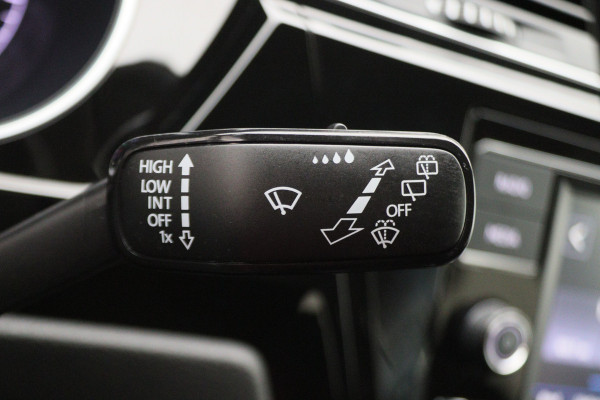 Volkswagen Touran 1.4 TSI DSG Highline Edition R-Line 7p Climate, ACC, Stuur/Stoel Verwarming, Apple Carplay, LED, Trekhaak, 18''