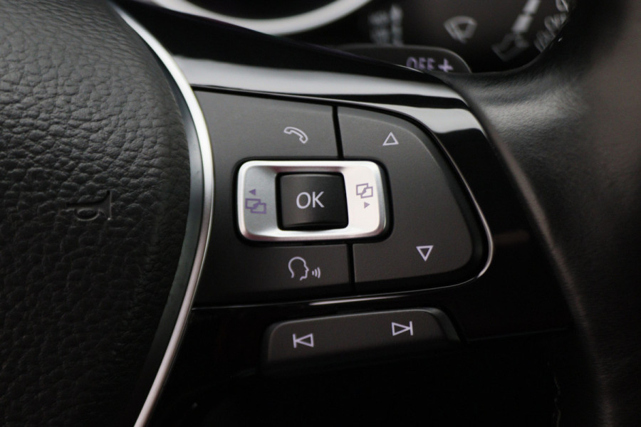 Volkswagen Touran 1.4 TSI DSG Highline Edition R-Line 7p Climate, ACC, Stuur/Stoel Verwarming, Apple Carplay, LED, Trekhaak, 18''