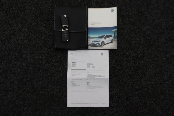 Volkswagen Touran 1.4 TSI DSG Highline Edition R-Line 7p Climate, ACC, Stuur/Stoel Verwarming, Apple Carplay, LED, Trekhaak, 18''