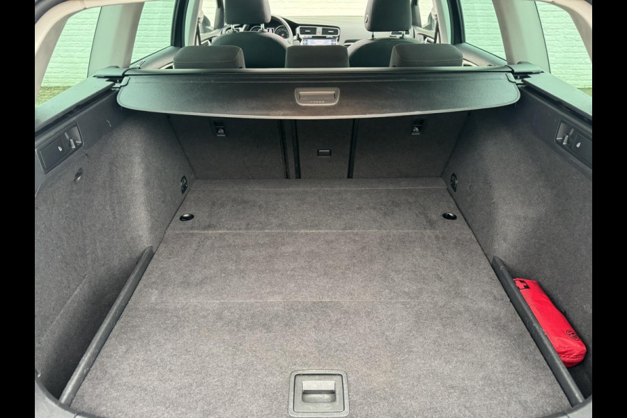 Volkswagen Golf Variant 1.5 TSI Highline Adaptive cruise Climate Pano Navi Stoelverwarming Apple / Android Parkeersensoren