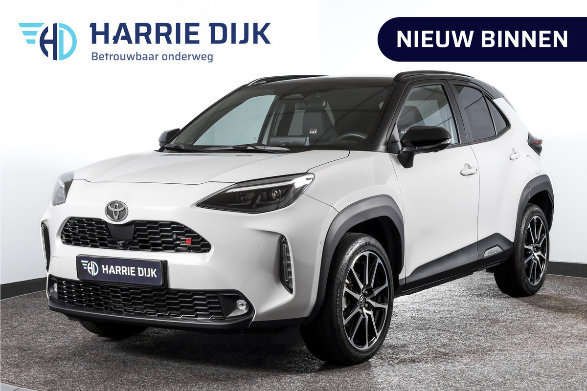 Toyota Yaris Cross 1.5 Hybrid 130 GR Sport - Automaat (Nieuw model) | Pano | Head-up Disp. | Dig.Cockpit | Adapt.Cruise | Stoel+Stuurverw. | 360 Camera | PDC | NAV + App.Connect (Draadloos) | JBL | ECC | LM 18" | 9057