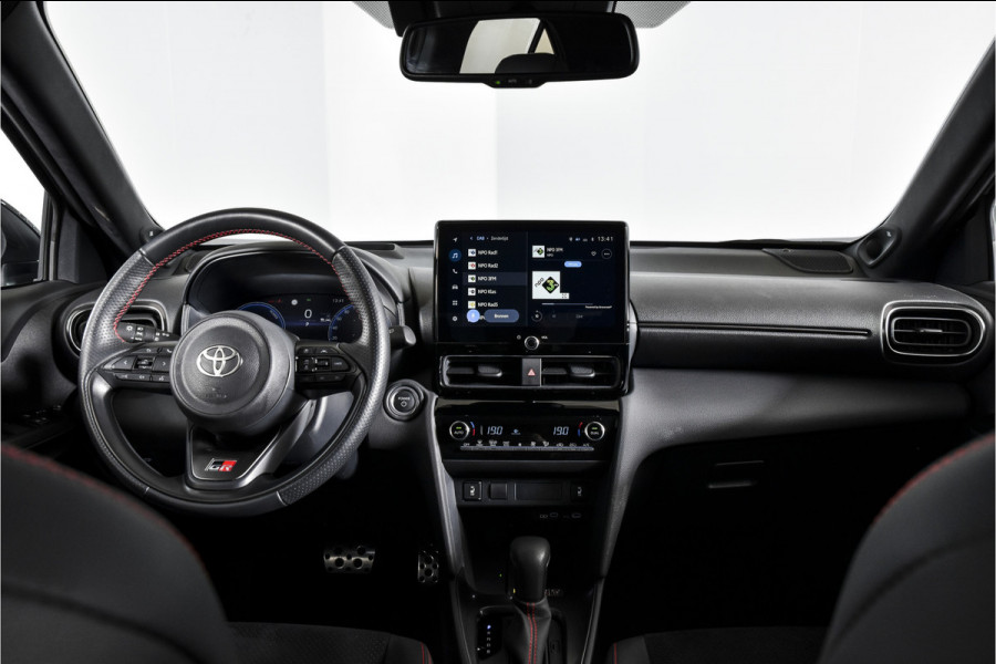 Toyota Yaris Cross 1.5 Hybrid 130 GR Sport - Automaat (Nieuw model) | Pano | Head-up Disp. | Dig.Cockpit | Adapt.Cruise | Stoel+Stuurverw. | 360 Camera | PDC | NAV + App.Connect (Draadloos) | JBL | ECC | LM 18" | 9057