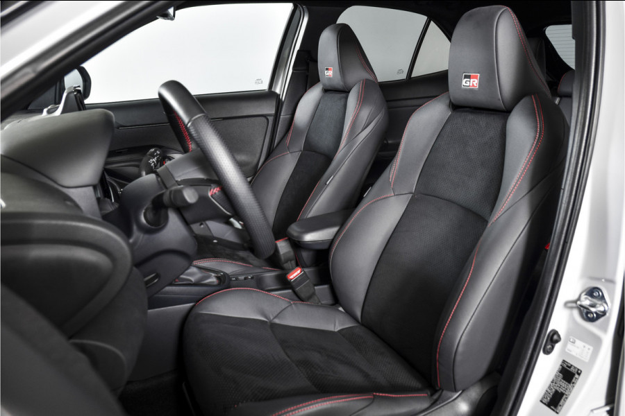 Toyota Yaris Cross 1.5 Hybrid 130 GR Sport - Automaat (Nieuw model) | Pano | Head-up Disp. | Dig.Cockpit | Adapt.Cruise | Stoel+Stuurverw. | 360 Camera | PDC | NAV + App.Connect (Draadloos) | JBL | ECC | LM 18" | 9057