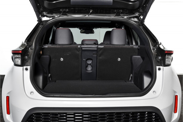 Toyota Yaris Cross 1.5 Hybrid 130 GR Sport - Automaat (Nieuw model) | Pano | Head-up Disp. | Dig.Cockpit | Adapt.Cruise | Stoel+Stuurverw. | 360 Camera | PDC | NAV + App.Connect (Draadloos) | JBL | ECC | LM 18" | 9057