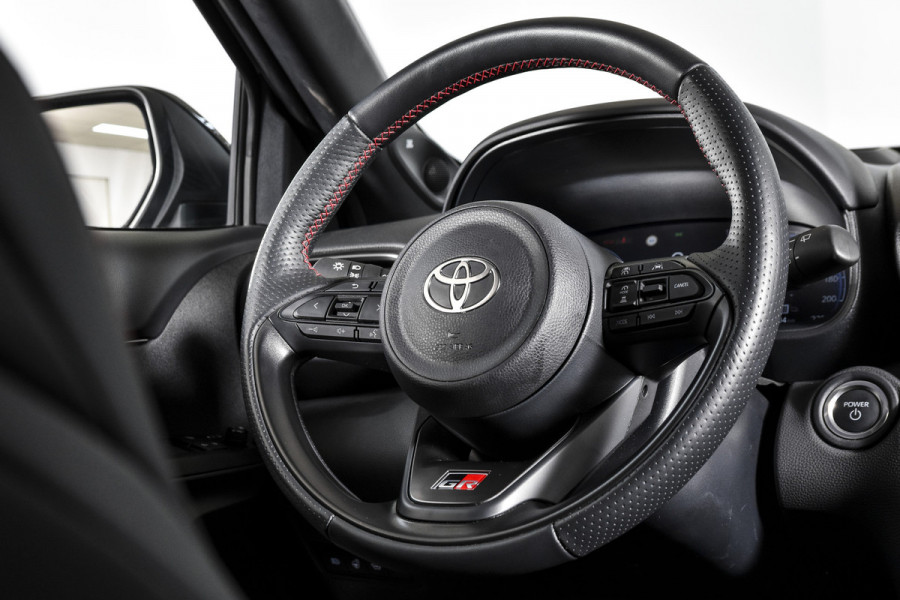 Toyota Yaris Cross 1.5 Hybrid 130 GR Sport - Automaat (Nieuw model) | Pano | Head-up Disp. | Dig.Cockpit | Adapt.Cruise | Stoel+Stuurverw. | 360 Camera | PDC | NAV + App.Connect (Draadloos) | JBL | ECC | LM 18" | 9057