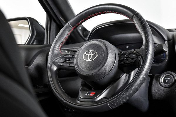 Toyota Yaris Cross 1.5 Hybrid 130 GR Sport - Automaat (Nieuw model) | Pano | Head-up Disp. | Dig.Cockpit | Adapt.Cruise | Stoel+Stuurverw. | 360 Camera | PDC | NAV + App.Connect (Draadloos) | JBL | ECC | LM 18" | 9057