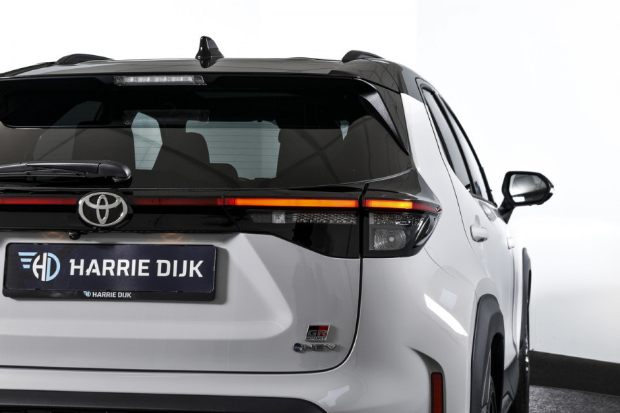 Toyota Yaris Cross 1.5 Hybrid 130 GR Sport - Automaat (Nieuw model) | Pano | Head-up Disp. | Dig.Cockpit | Adapt.Cruise | Stoel+Stuurverw. | 360 Camera | PDC | NAV + App.Connect (Draadloos) | JBL | ECC | LM 18" | 9057