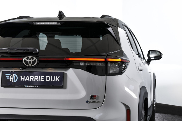 Toyota Yaris Cross 1.5 Hybrid 130 GR Sport - Automaat (Nieuw model) | Pano | Head-up Disp. | Dig.Cockpit | Adapt.Cruise | Stoel+Stuurverw. | 360 Camera | PDC | NAV + App.Connect (Draadloos) | JBL | ECC | LM 18" | 9057