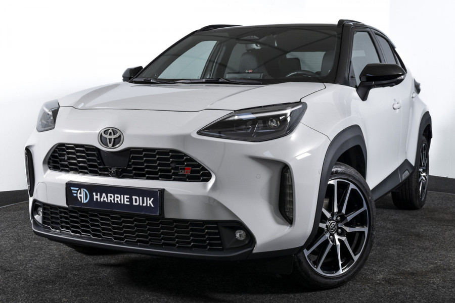 Toyota Yaris Cross 1.5 Hybrid 130 GR Sport - Automaat (Nieuw model) | Pano | Head-up Disp. | Dig.Cockpit | Adapt.Cruise | Stoel+Stuurverw. | 360 Camera | PDC | NAV + App.Connect (Draadloos) | JBL | ECC | LM 18" | 9057