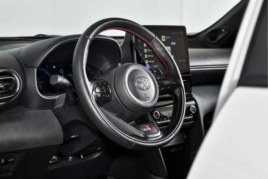 Toyota Yaris Cross 1.5 Hybrid 130 GR Sport - Automaat (Nieuw model) | Pano | Head-up Disp. | Dig.Cockpit | Adapt.Cruise | Stoel+Stuurverw. | 360 Camera | PDC | NAV + App.Connect (Draadloos) | JBL | ECC | LM 18" | 9057