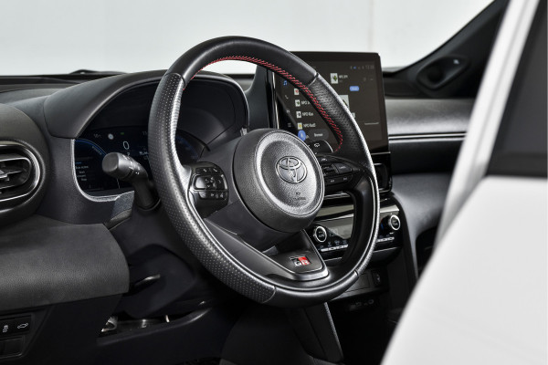 Toyota Yaris Cross 1.5 Hybrid 130 GR Sport - Automaat (Nieuw model) | Pano | Head-up Disp. | Dig.Cockpit | Adapt.Cruise | Stoel+Stuurverw. | 360 Camera | PDC | NAV + App.Connect (Draadloos) | JBL | ECC | LM 18" | 9057
