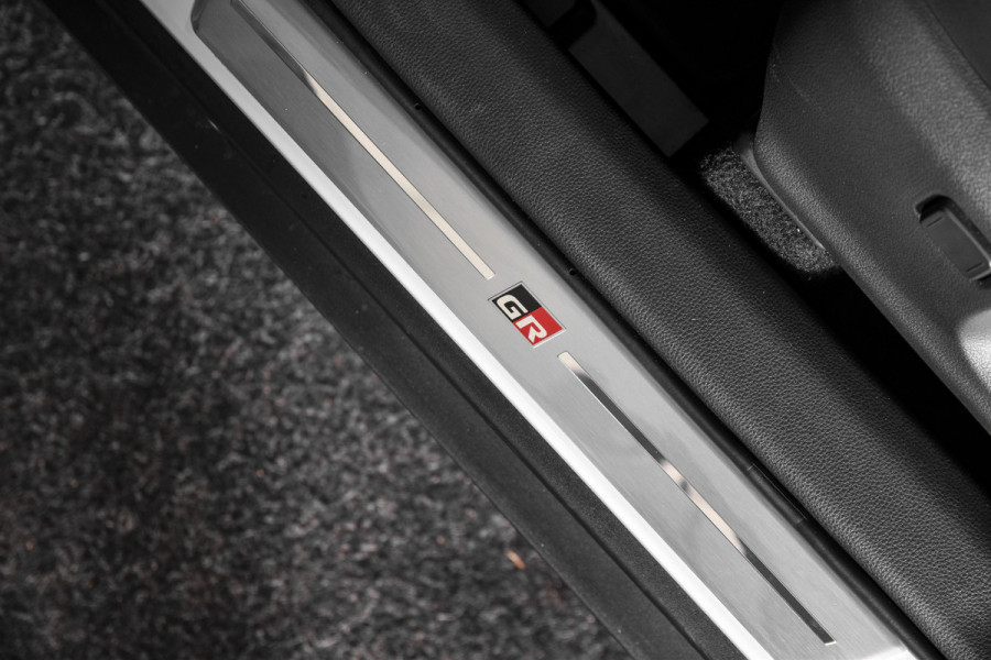 Toyota Yaris Cross 1.5 Hybrid 130 GR Sport - Automaat (Nieuw model) | Pano | Head-up Disp. | Dig.Cockpit | Adapt.Cruise | Stoel+Stuurverw. | 360 Camera | PDC | NAV + App.Connect (Draadloos) | JBL | ECC | LM 18" | 9057