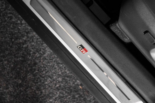 Toyota Yaris Cross 1.5 Hybrid 130 GR Sport - Automaat (Nieuw model) | Pano | Head-up Disp. | Dig.Cockpit | Adapt.Cruise | Stoel+Stuurverw. | 360 Camera | PDC | NAV + App.Connect (Draadloos) | JBL | ECC | LM 18" | 9057