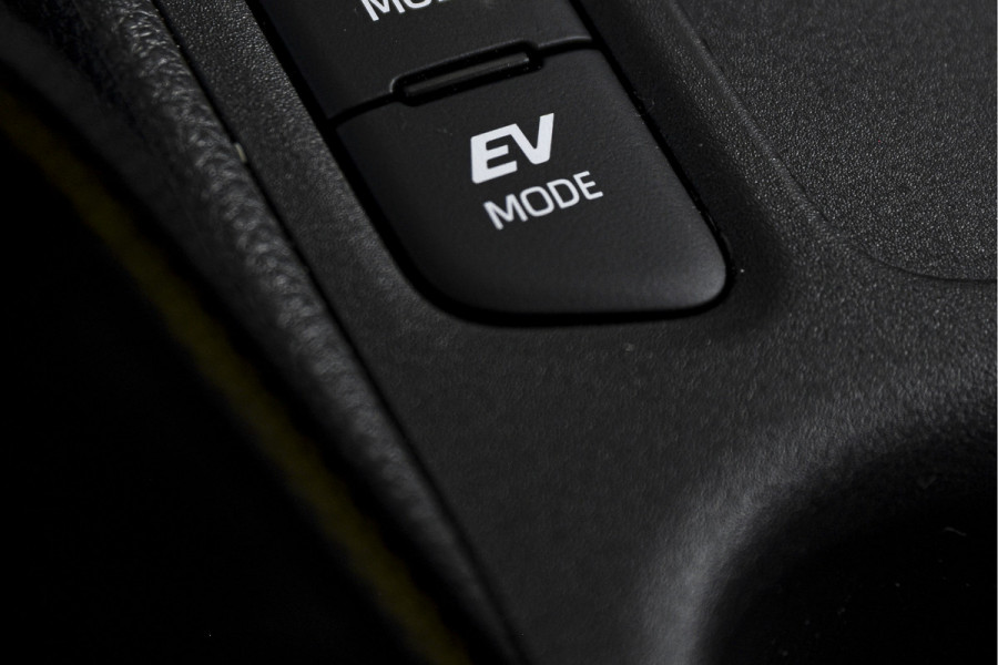 Toyota Yaris Cross 1.5 Hybrid 130 GR Sport - Automaat (Nieuw model) | Pano | Head-up Disp. | Dig.Cockpit | Adapt.Cruise | Stoel+Stuurverw. | 360 Camera | PDC | NAV + App.Connect (Draadloos) | JBL | ECC | LM 18" | 9057