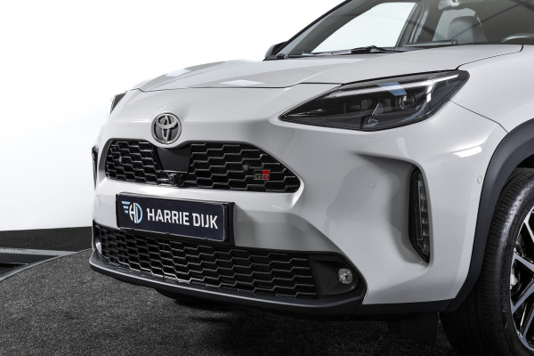 Toyota Yaris Cross 1.5 Hybrid 130 GR Sport - Automaat (Nieuw model) | Pano | Head-up Disp. | Dig.Cockpit | Adapt.Cruise | Stoel+Stuurverw. | 360 Camera | PDC | NAV + App.Connect (Draadloos) | JBL | ECC | LM 18" | 9057