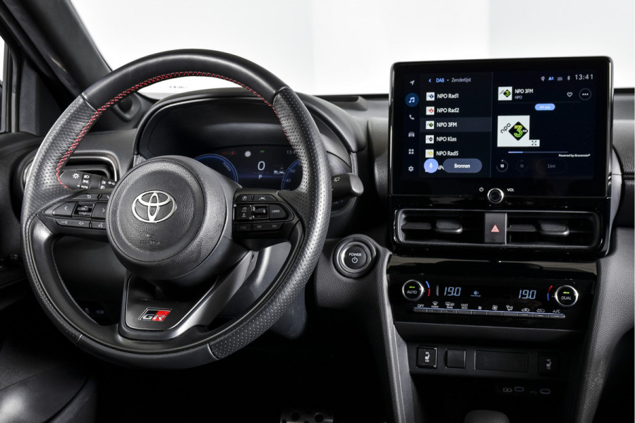 Toyota Yaris Cross 1.5 Hybrid 130 GR Sport - Automaat (Nieuw model) | Pano | Head-up Disp. | Dig.Cockpit | Adapt.Cruise | Stoel+Stuurverw. | 360 Camera | PDC | NAV + App.Connect (Draadloos) | JBL | ECC | LM 18" | 9057