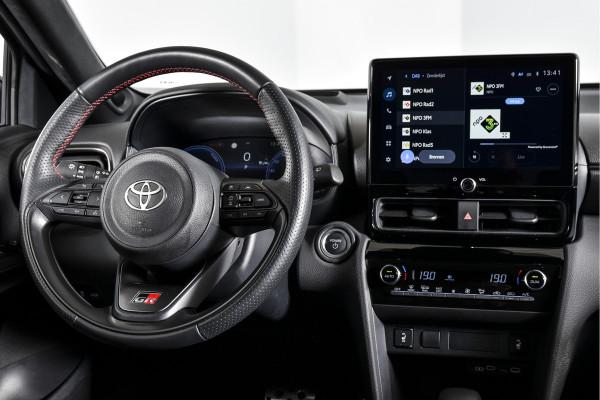 Toyota Yaris Cross 1.5 Hybrid 130 GR Sport - Automaat (Nieuw model) | Pano | Head-up Disp. | Dig.Cockpit | Adapt.Cruise | Stoel+Stuurverw. | 360 Camera | PDC | NAV + App.Connect (Draadloos) | JBL | ECC | LM 18" | 9057