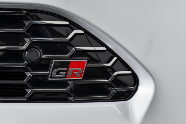 Toyota Yaris Cross 1.5 Hybrid 130 GR Sport - Automaat (Nieuw model) | Pano | Head-up Disp. | Dig.Cockpit | Adapt.Cruise | Stoel+Stuurverw. | 360 Camera | PDC | NAV + App.Connect (Draadloos) | JBL | ECC | LM 18" | 9057