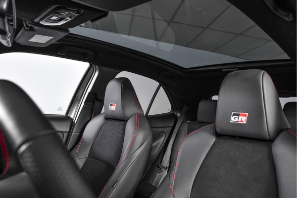 Toyota Yaris Cross 1.5 Hybrid 130 GR Sport - Automaat (Nieuw model) | Pano | Head-up Disp. | Dig.Cockpit | Adapt.Cruise | Stoel+Stuurverw. | 360 Camera | PDC | NAV + App.Connect (Draadloos) | JBL | ECC | LM 18" | 9057