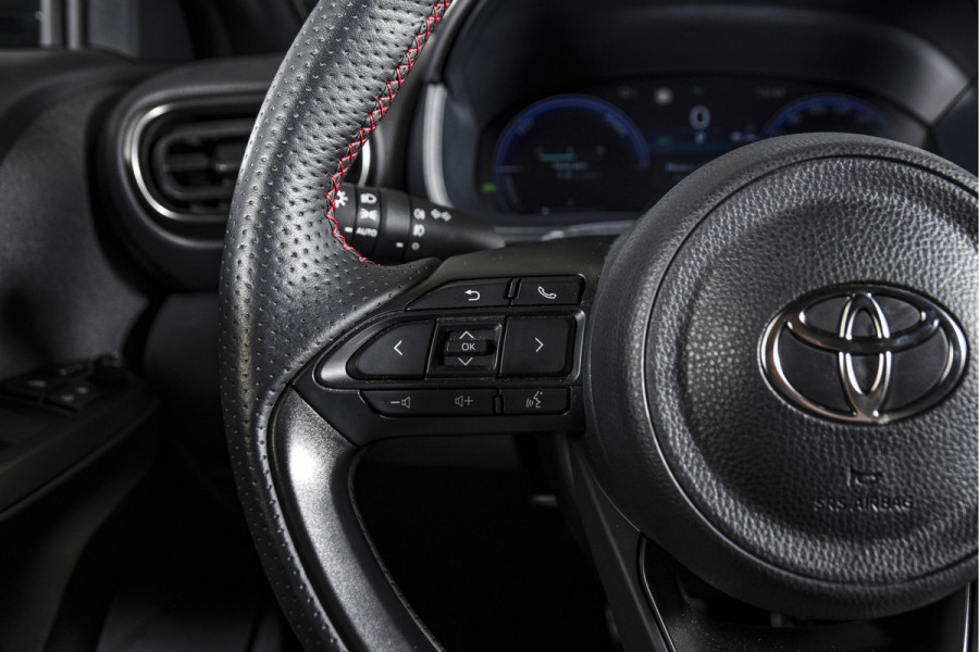 Toyota Yaris Cross 1.5 Hybrid 130 GR Sport - Automaat (Nieuw model) | Pano | Head-up Disp. | Dig.Cockpit | Adapt.Cruise | Stoel+Stuurverw. | 360 Camera | PDC | NAV + App.Connect (Draadloos) | JBL | ECC | LM 18" | 9057