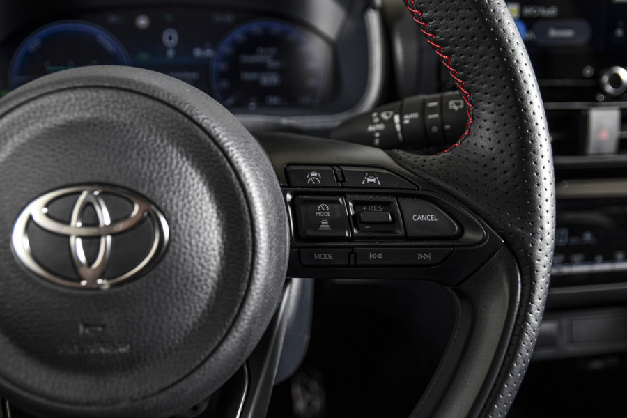 Toyota Yaris Cross 1.5 Hybrid 130 GR Sport - Automaat (Nieuw model) | Pano | Head-up Disp. | Dig.Cockpit | Adapt.Cruise | Stoel+Stuurverw. | 360 Camera | PDC | NAV + App.Connect (Draadloos) | JBL | ECC | LM 18" | 9057