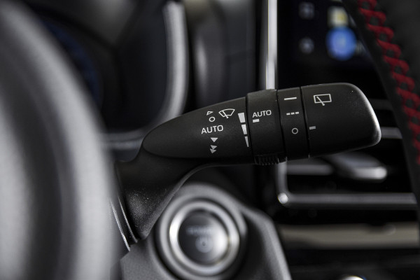 Toyota Yaris Cross 1.5 Hybrid 130 GR Sport - Automaat (Nieuw model) | Pano | Head-up Disp. | Dig.Cockpit | Adapt.Cruise | Stoel+Stuurverw. | 360 Camera | PDC | NAV + App.Connect (Draadloos) | JBL | ECC | LM 18" | 9057