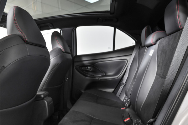 Toyota Yaris Cross 1.5 Hybrid 130 GR Sport - Automaat (Nieuw model) | Pano | Head-up Disp. | Dig.Cockpit | Adapt.Cruise | Stoel+Stuurverw. | 360 Camera | PDC | NAV + App.Connect (Draadloos) | JBL | ECC | LM 18" | 9057