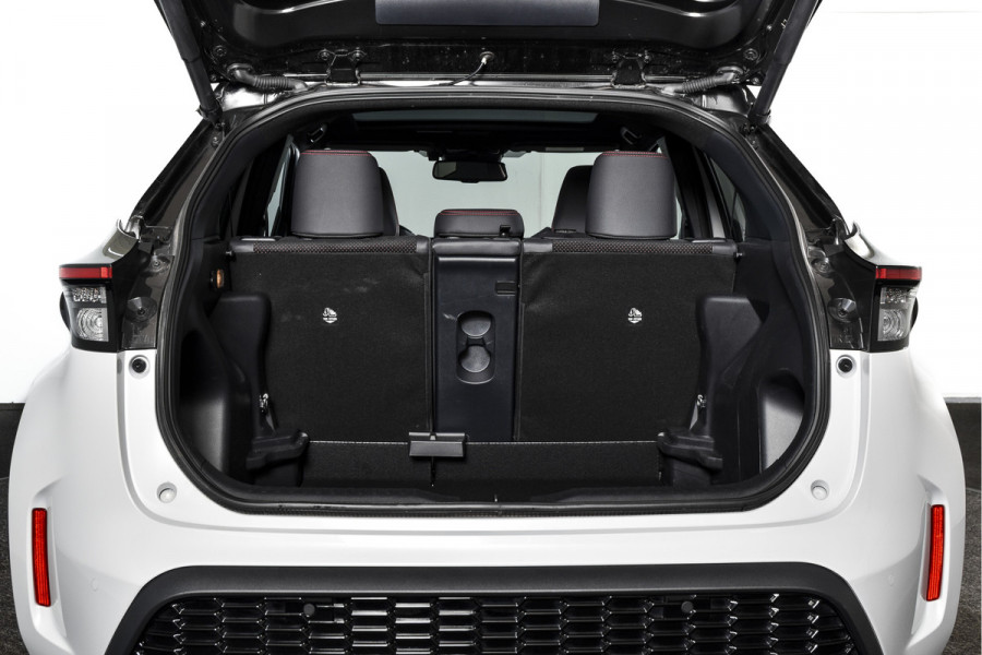 Toyota Yaris Cross 1.5 Hybrid 130 GR Sport - Automaat (Nieuw model) | Pano | Head-up Disp. | Dig.Cockpit | Adapt.Cruise | Stoel+Stuurverw. | 360 Camera | PDC | NAV + App.Connect (Draadloos) | JBL | ECC | LM 18" | 9057