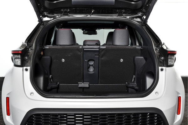 Toyota Yaris Cross 1.5 Hybrid 130 GR Sport - Automaat (Nieuw model) | Pano | Head-up Disp. | Dig.Cockpit | Adapt.Cruise | Stoel+Stuurverw. | 360 Camera | PDC | NAV + App.Connect (Draadloos) | JBL | ECC | LM 18" | 9057