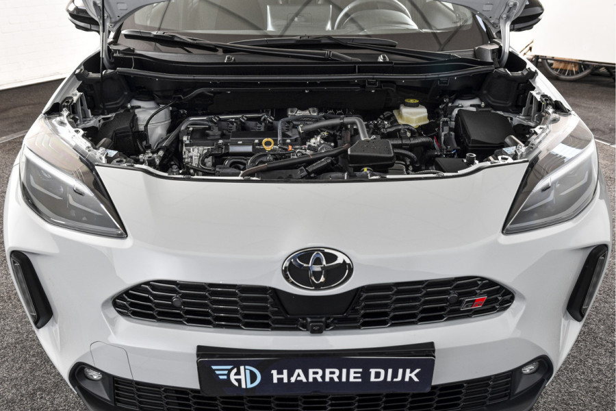 Toyota Yaris Cross 1.5 Hybrid 130 GR Sport - Automaat (Nieuw model) | Pano | Head-up Disp. | Dig.Cockpit | Adapt.Cruise | Stoel+Stuurverw. | 360 Camera | PDC | NAV + App.Connect (Draadloos) | JBL | ECC | LM 18" | 9057