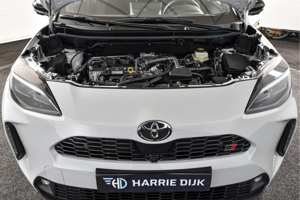 Toyota Yaris Cross 1.5 Hybrid 130 GR Sport - Automaat (Nieuw model) | Pano | Head-up Disp. | Dig.Cockpit | Adapt.Cruise | Stoel+Stuurverw. | 360 Camera | PDC | NAV + App.Connect (Draadloos) | JBL | ECC | LM 18" | 9057