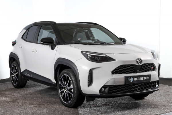 Toyota Yaris Cross 1.5 Hybrid 130 GR Sport - Automaat (Nieuw model) | Pano | Head-up Disp. | Dig.Cockpit | Adapt.Cruise | Stoel+Stuurverw. | 360 Camera | PDC | NAV + App.Connect (Draadloos) | JBL | ECC | LM 18" | 9057
