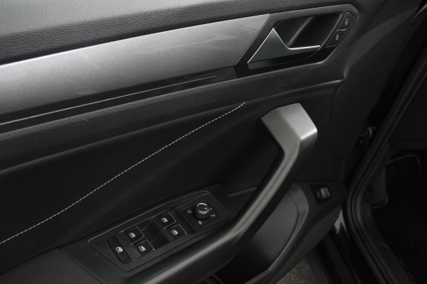 Volkswagen T-Roc 1.5 TSI 150pk DSG Style | Navigatie | Apple Carplay/Android Auto | Parkeersensoren | Camera | Adaptive Cruise Control | Park Assist | Stoel- en stuurverwarming | Elektrische achterklep | LED-koplampen | Getinte ramen
