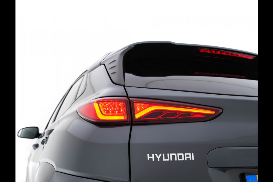 Hyundai Kona EV Premium 64 kWh ( Fase-3 ) { SOH-96%) Aut.* HEAT-PUMP | NAVI-FULLMAP | KEYLESS | CAMERA | DAB | ECC | PDC | ADAPTIVE-CRUISE | CCS-FASTLOADER | LANE-ASSIST | HEATED-COMFORTSEATS | 17''ALU*
